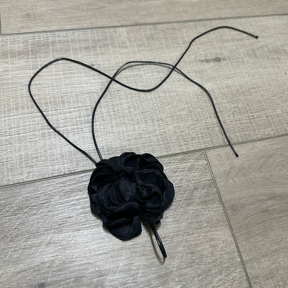 Floral Choker Necklace in Black NWOT - Picture 2 of 3